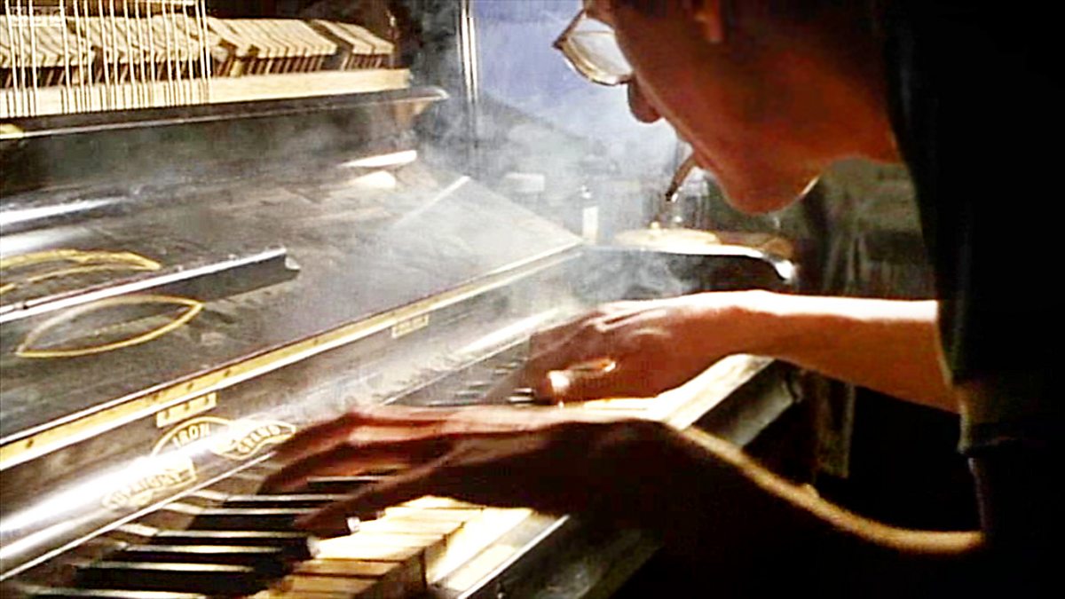 Geoffrey Rush as David Helfgott plays the piano